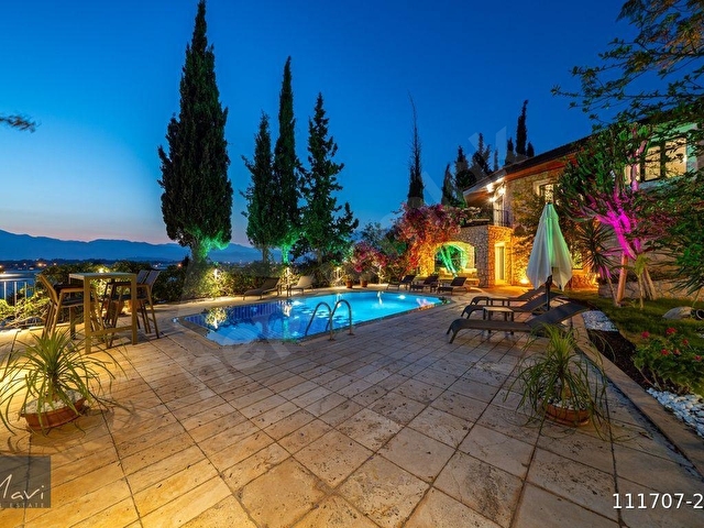 Patarada 4 yatak odalı, geniş, mahrem özel tasarım villa - Görsel 23