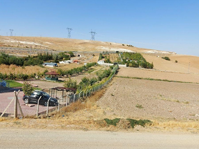 Mutlucanlar dan Gölbaşı İkizcede prefabrike Ev olan Bahçeli Arsa 74500