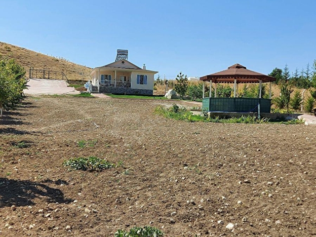 Mutlucanlar dan Gölbaşı İkizcede prefabrike Ev olan Bahçeli Arsa 74500