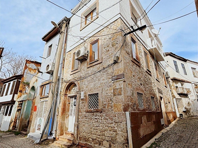 C21 Baldan Ayvalıkta Satılık 3 Katlı (Taş) Rum Evi
