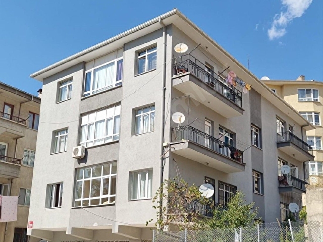 CADDE ÜZERİNDE YAPILI DAİRE
