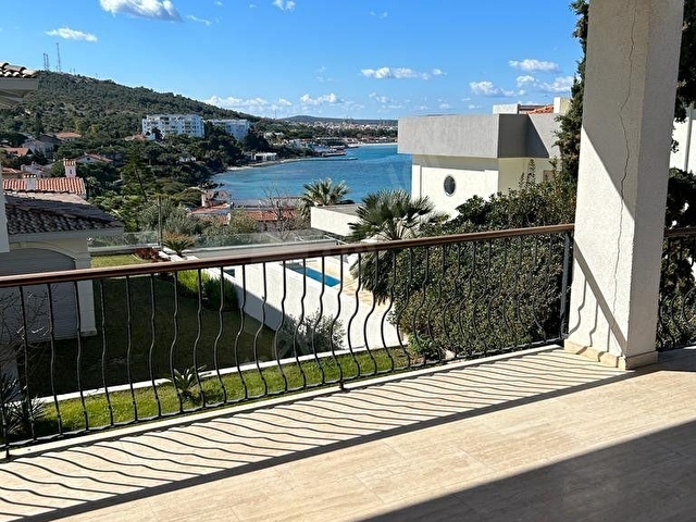 Çeşme Ardıçta Denize Sıfır Yıllık Kiralık Villa - Görsel 3