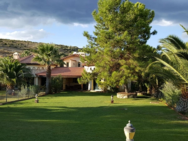 urla zeytinalaninda site icinde genis bahceli havuzlu villa