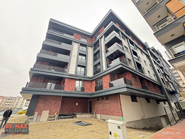 AKEVLER MAHALLESİNDE AİLE SİTESİNDE METROBÜSE YAKIN SIFIR DAİRE - Görsel 2
