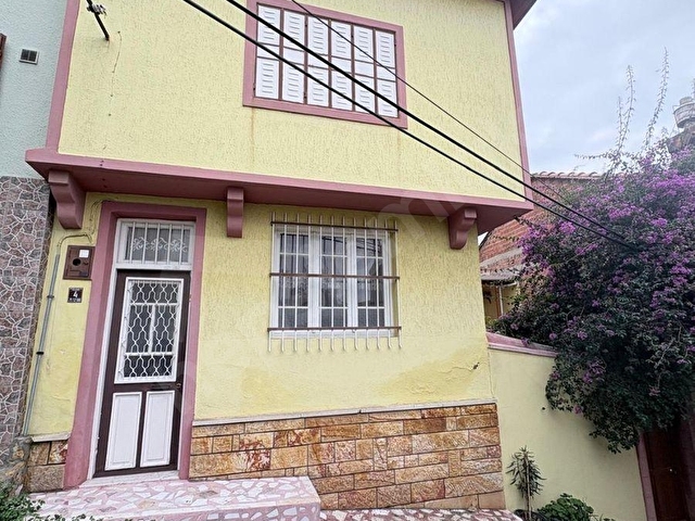 AYVALIK SAKARYA MAHALLESİNDE SATILIK 3+1 BAHÇELİ RUM EVİ