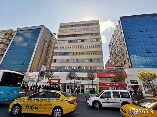 Mecidiyeköy metro çıkışında 250m2 alanlı yatırımlık ofis katı