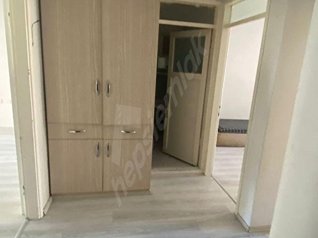 KURTULUŞ CADDESİNDE MERKEZİ KONUMDA SATILIK 2+1 ARAKAT DAİRE - Görsel 3