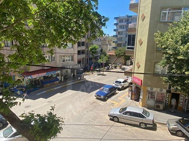 KURTULUŞ CADDESİNDE MERKEZİ KONUMDA SATILIK 2+1 ARAKAT DAİRE