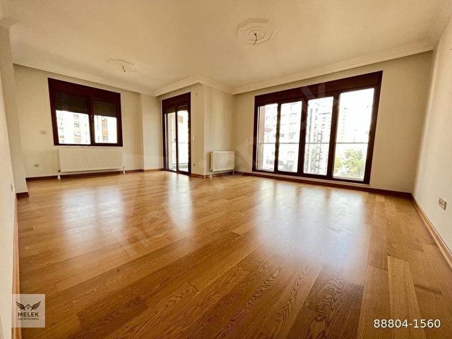 Kozyatağı Merkezde 8 yıllık 3+1 145m2 Kombili, Ebeveynli, Balkonlu