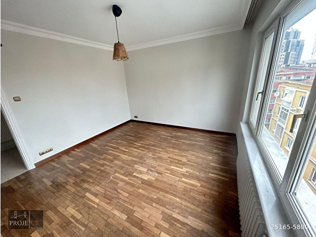 Şişli Sıracevizler Caddesi'nde 3 5+1 Asansörlü Satılık Daire