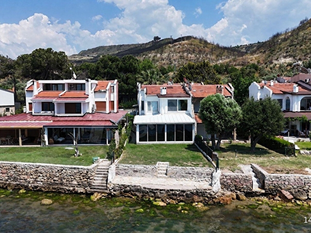 Çanakkale Karanlık Liman Evlerinde Denize Sıfır Satılık Villa !