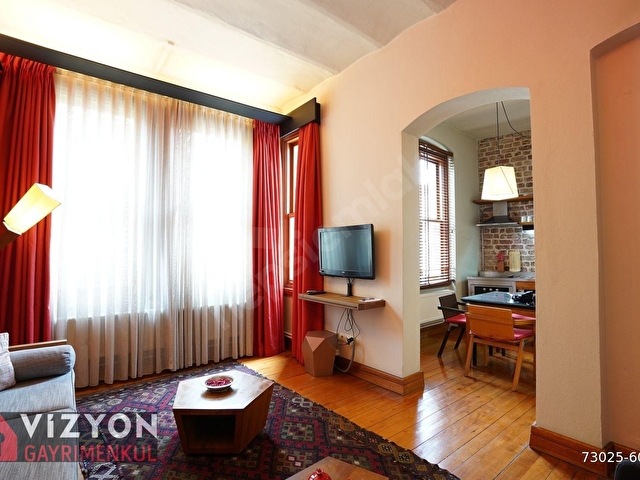 BEYOĞLUNDA ÖZEL TASARIM 2+1 YÜKSEK TAVANLI EŞYALI DAİRE