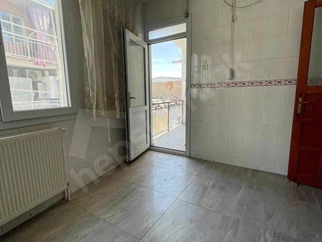 Buca Atatürkte 3+1 arakat merkezi konum geniş temiz arakt daire