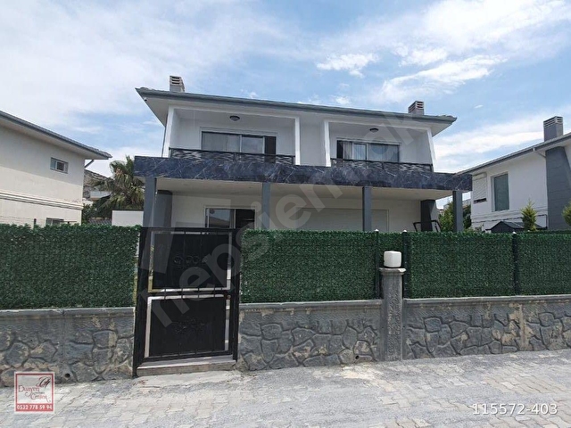 Kuşadası Değirmenderede Havuzlu Site İçinde 4+1 Müstakil Villa