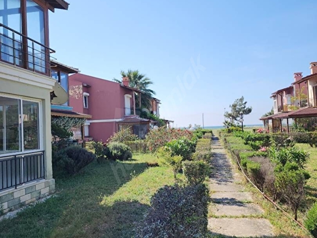 MARMARA HAVUZLU TATİL KÖYÜNDE DENİZE SIFIR SİTEDE 2+1 DAİRE - Görsel 2