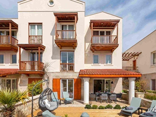 Lavanta Sitesinde Turizm Lisanslı Müstakil Bahçeli Satılık 2+1
