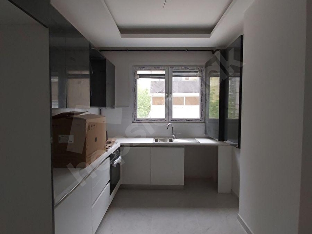 TEMPODAN ERENKÖY FIRIN SOKAKTA 3 YAŞINDA BALKONLU 2+1 DAİRE - Görsel 9