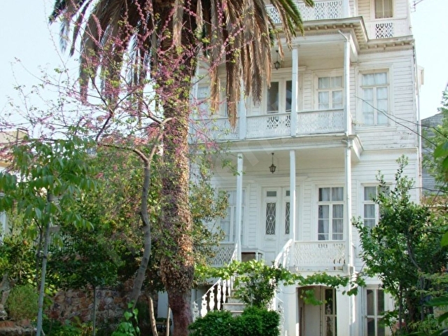 HEYBELİADADA DENİZ MANZARALI, BAHÇE İÇİNDE SATILIK 4 KATLI TARİHİ ESER KÖŞK