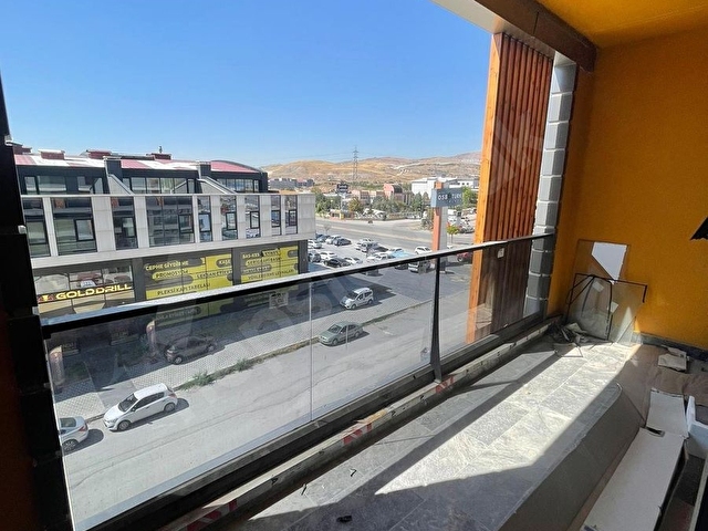 Araç muayene istasyonu karşısı corner bir sitesinde loft ofis - Görsel 8