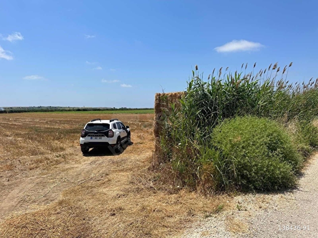 KARATAŞ KÜÇÜKKARATAŞTA ASFALT YOLA CEPHELİ 11.300 M² TARLA - Görsel 4