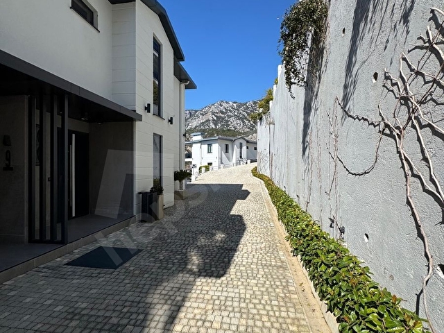 Mahmutlarda Deniz Manzaralı, Otel Konseptli Müstakil Villa - Görsel 13
