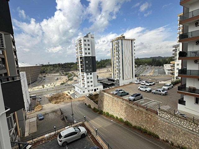 ÇARKIPAREde STAD KARŞISI 1+1 HASARSIZ SATILIK KÖŞE DAİRE - Görsel 2