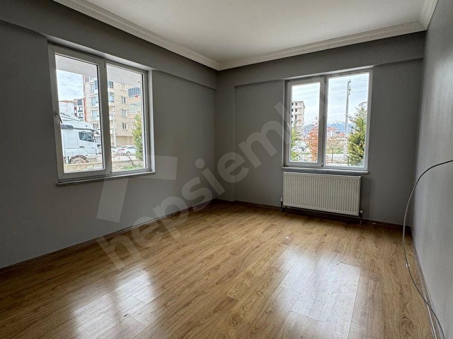 CUMHURİYET MAHALLESİ MERKEZE YAKIN LOKASYONDA SATILIK GENİŞ 2+0 DAİRE - Görsel 3