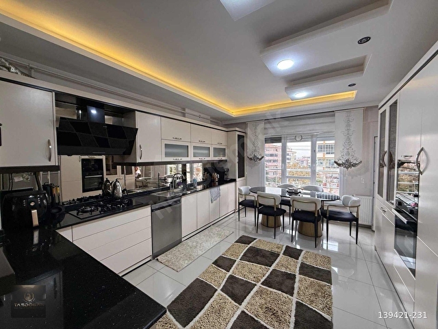 GÜVENEVLERDE SATILIK ULTRA LÜX 4+1 BAKIMLI DAİRE