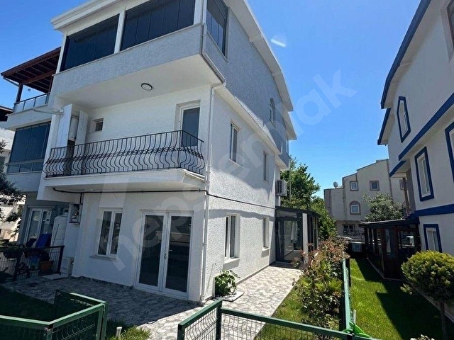 Tekirdağ Yeniçiftlik Sahilde Havuz Başı Komple Yenilenmiş Satılık Villa