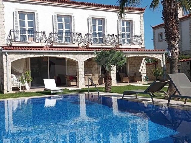 ALAÇATIDA 525 m2 ARSA İÇİNDE YÜZME HAVUZLU 5+1 SEZONLUK KİRALIK MÜSTAKİL TAŞ VİLLA - Görsel 2