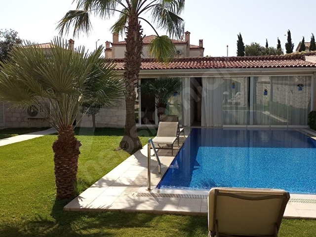 ALAÇATIDA 525 m2 ARSA İÇİNDE YÜZME HAVUZLU 5+1 SEZONLUK KİRALIK MÜSTAKİL TAŞ VİLLA - Görsel 7