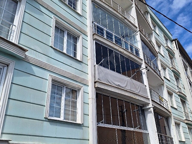 Emek emlaktan gemilerçekeği mah satılık doğalgazlı asansörlü  üçüncü kat daire içi temizdir