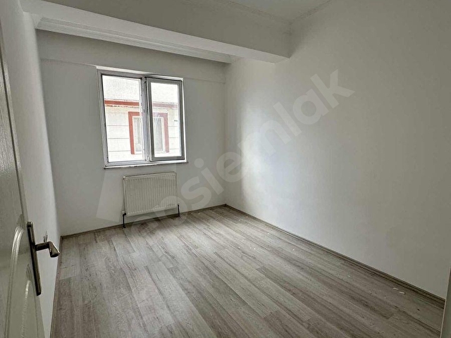 AKAYLAR GAYRİMENKULDEN SATILIK 2+1 GENİŞ DAİRE-3 CEPHE-ARA KAT - Görsel 12