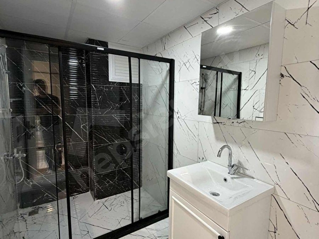 KÖRFEZDE HAVUZLU SİTE İÇERİSİNDE LÜKS EŞYALI 1+1 DAİRE - Görsel 21