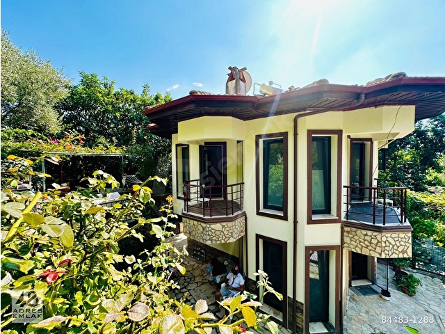 Adres Emlak - Akyaka azmağına 30 metre mesafede 2 oda 1 salon dubleks lüks villa