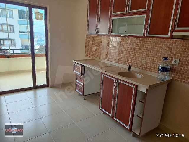 UĞURAYDAN KOMBİLİ ARAKATTA TEMİZ 3+1 90M2 ÇİFT CAM BALKONLU