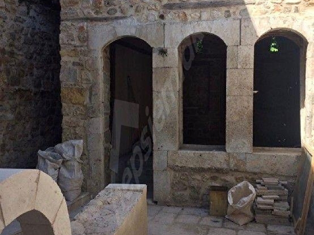 ANTAKYA SARAY CADDESİNDE 2 KATLI TARİHİ TAŞ KONAK
