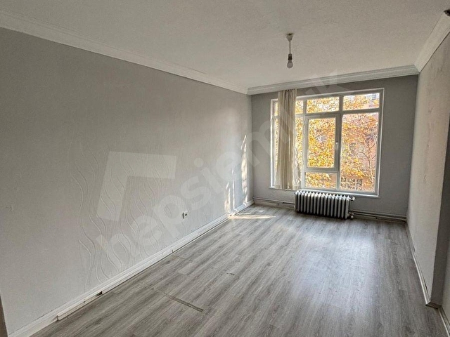 Kızılay Sümer 1 Sokakta - Ön Cephe Tabela Değerli - Katta Asansörlü Bakımlı 3+1 Kiralık Daire - Görsel 5