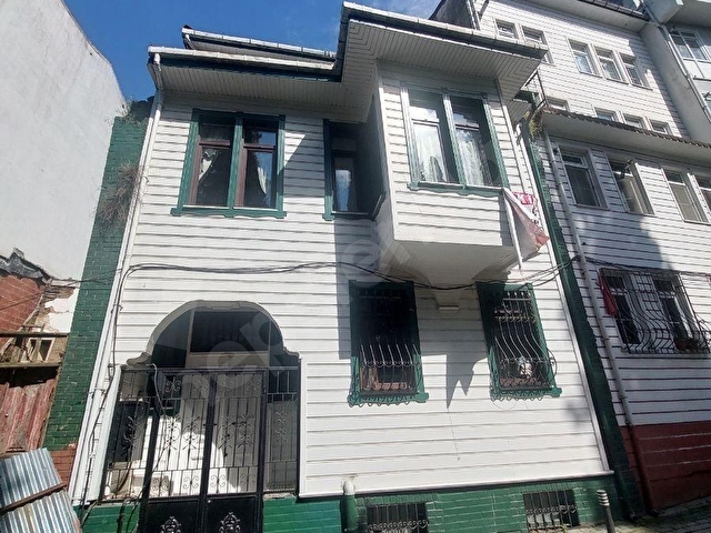 ZEYNEPKAMİL KİRALIK 2,5 KATLI MÜSTAKİL EV 10+1