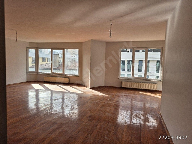 Bestekar Sokak da ön cephe, asansörlü, açık otopark 150 m² 3+1 bakımlı daire
