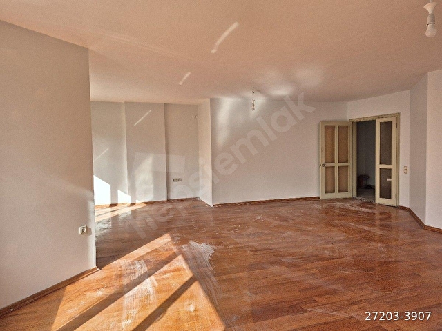 Bestekar Sokak da ön cephe, asansörlü, açık otopark 150 m² 3+1 bakımlı daire - Görsel 3