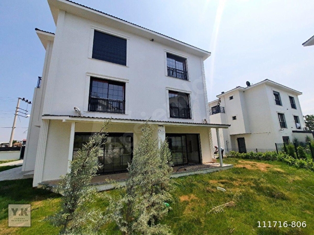 MENDERES MERKEZDE 5+1 TRİPLEKS GENİŞ BAHÇELİ VE TERASLI SIFIR LÜKS SATILIK VİLLA - Görsel 2
