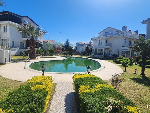 Beylikdüzünde Havuzlu Deniz Manzaralı Siteİçi Satılık Villa