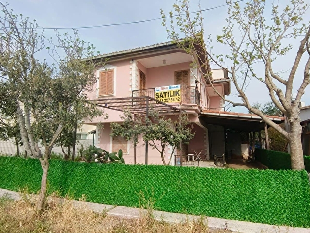 Sarımsaklı Denize Sıfır Satılık Villa 3+1 Bahçeli İkiz Villa