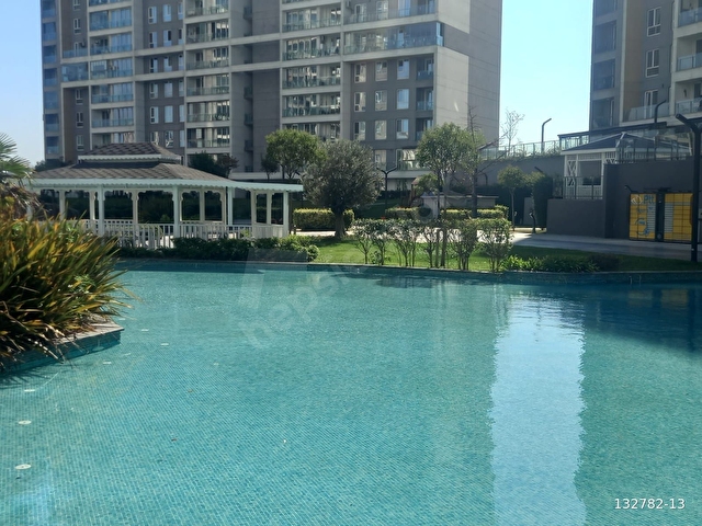 Bahçeşehir Göl Panorama Sitesinde Satılık Yol Cephe 2+1