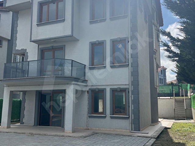 Arnavutköy taşolukda kiralık dört katlı 400 metre oluşan villamız mevcuttur