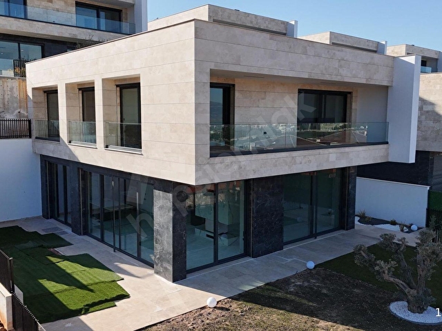 REMAX MODEL DEN ŞİRİNKÖY ÖZEL KONSEPT LÜKS 6+1 TRİPLEKS VİLLA