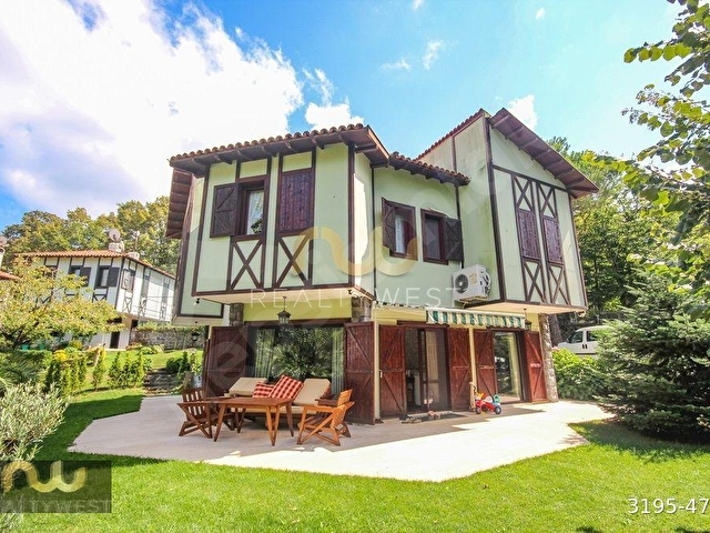 POLONEZKÖYDE DOĞAYLA İÇ İÇE KÖŞE KONUMLU YENİLENMİŞ VİLLA - Görsel 3