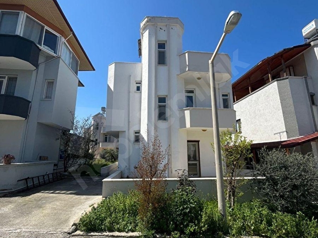 ARSUZDA ÇOK UYGUN FİYATA DENİZ MANZARALI SİTE İÇERİSİNDE BAHÇELİ YAZLIK