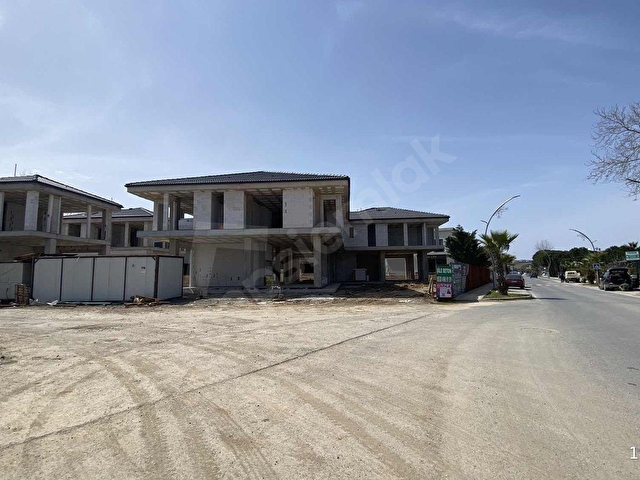 KUMBABA CADDESİ GİRİŞİNDE KİRALIK OFİS VE DÜKKANLAR